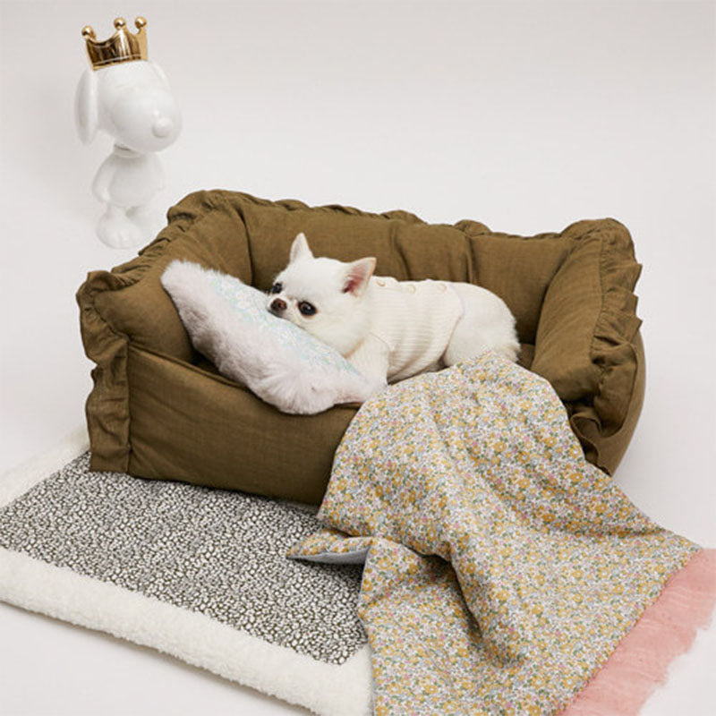 Elegante cama de princesa marrón para perros y gatos con falda